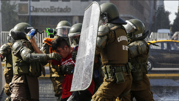 Juzgado admite querella contra alto mando de Carabineros por patrón común en hechos de violencia contra civiles durante el estallido