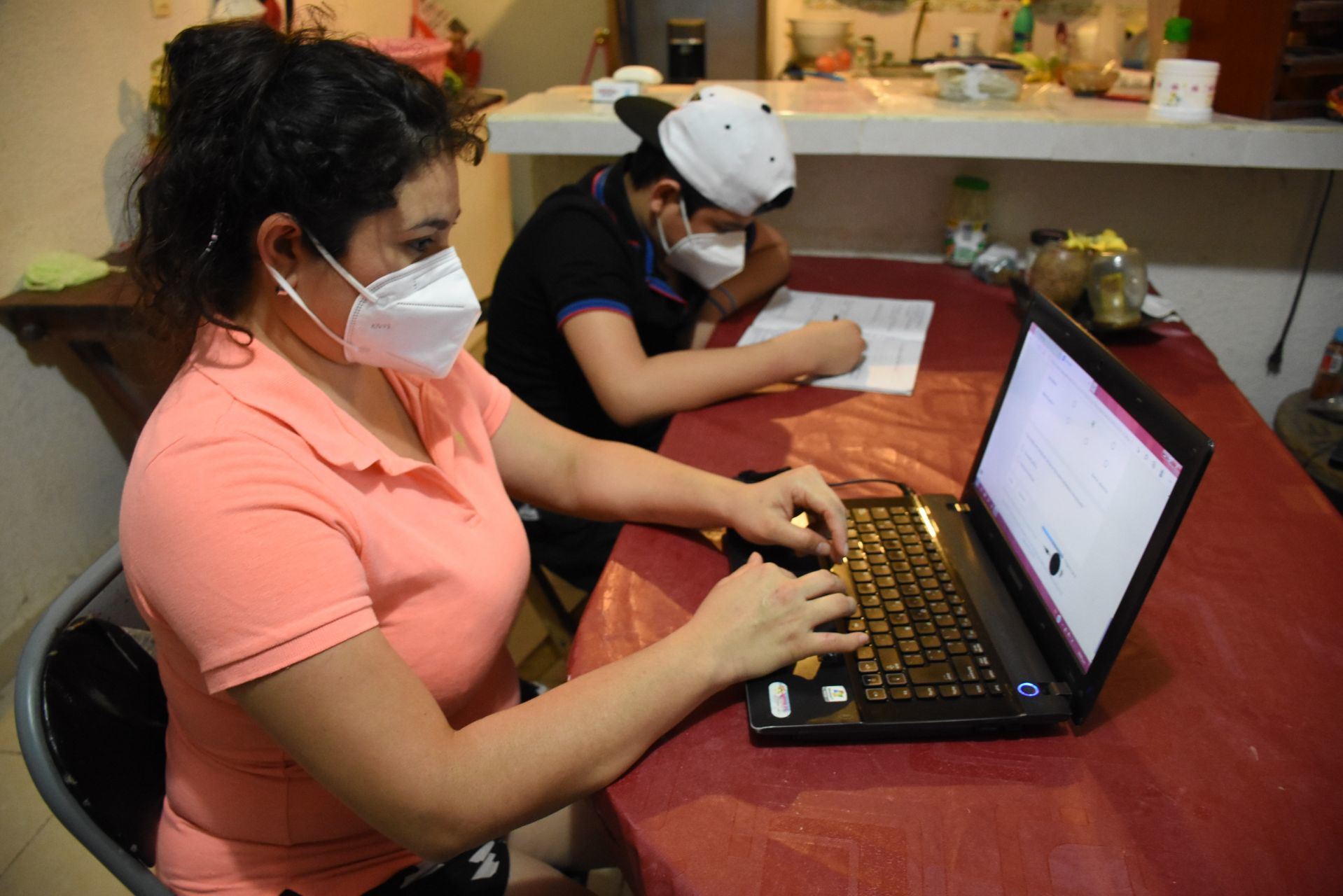 Un par de estudiantes tomando clases a distancia