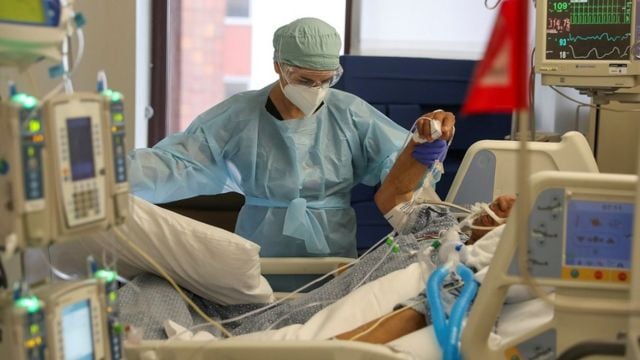 enfermera atendiendo a enfermo de covid-19