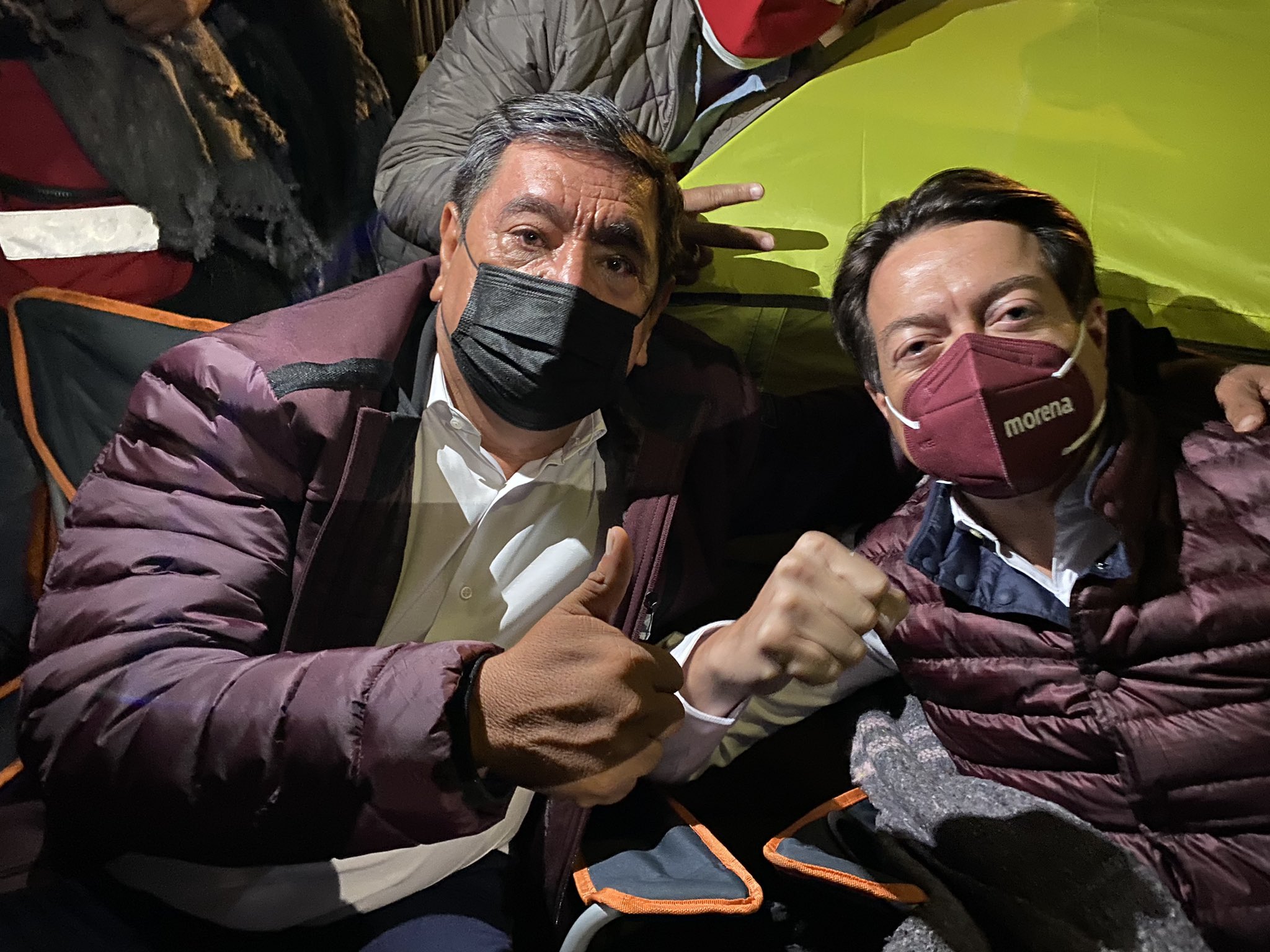 Félix Salgado duerme afuera del INE de Guerrero en exigencia de su candidatura; Mario Delgado se le une