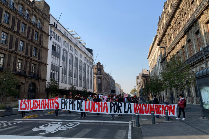 Estudiantes de la FNERRR en manifestación por la vacuna