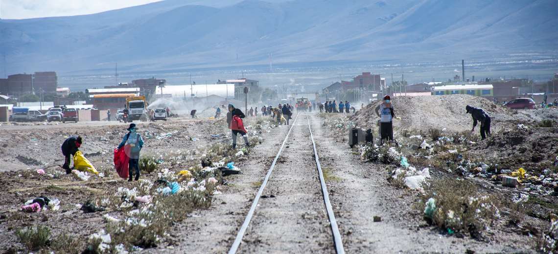 Turista francés llegó a Bolivia por unos días y se quedó en ese país recogiendo desechos sólidos