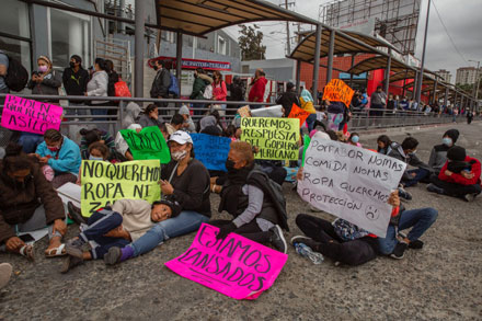 Ambulantes tijuanenses agreden a migrantes en la frontera de San Diego