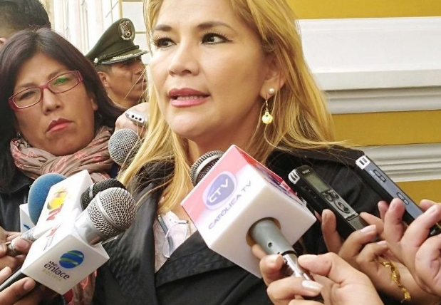 Denuncian que el gobierno de facto de Bolivia contrató con recursos del Estado a varios periodistas para «lavar su imagen»