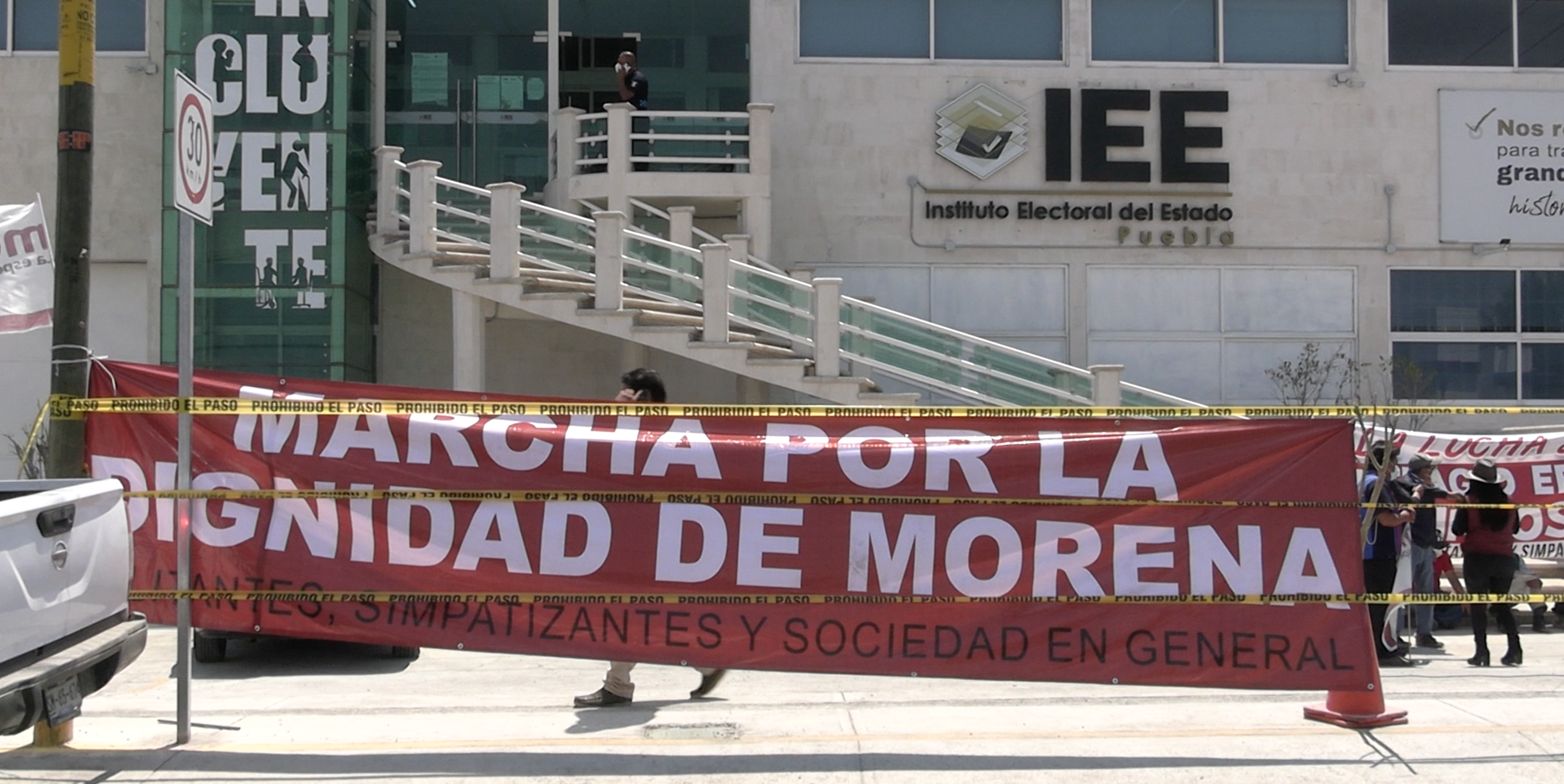 Morenistas de Puebla toman las oficinas del IEE; “no vamos a permitir registros impuestos”, expresan