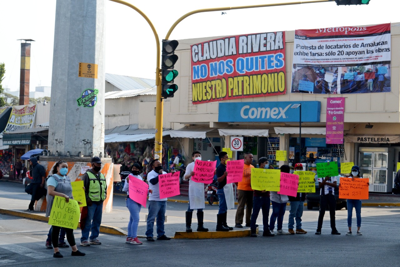 Locatarios manifiestan a las afueras del mercado de Amalucan, protestan su inconformidad ante el proyecto de demolición impuesto por la SEDATU y el Ayuntamiento de Puebla Capital.