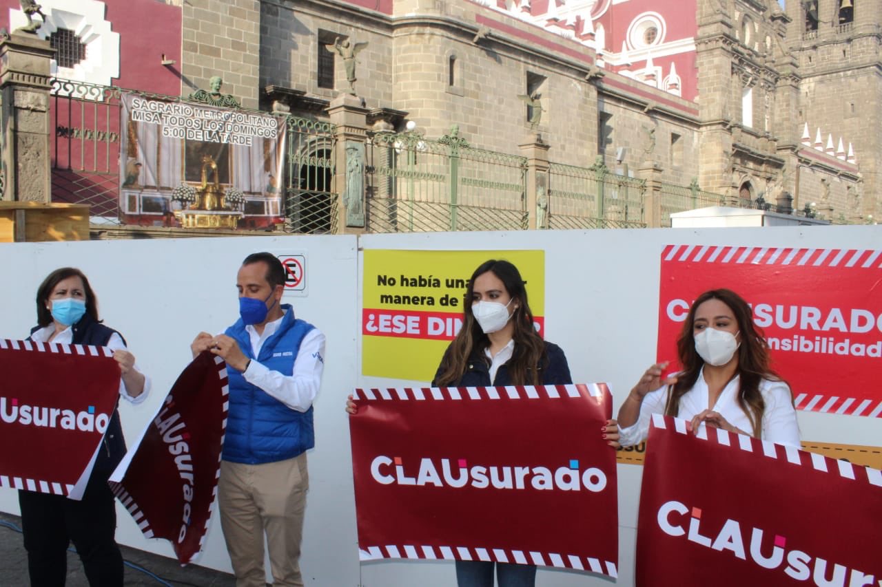 Candidatos de Va por Puebla “clausuran” obras del zócalo; trabajadores de limpia les despegan su publicidad