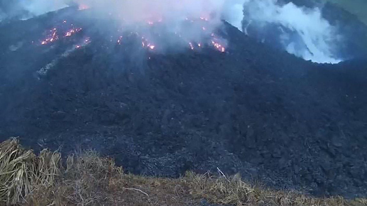 Volcán en San Vicente arroja nuevos flujos piroclásticos y mantiene en seria amenaza a la isla caribeña