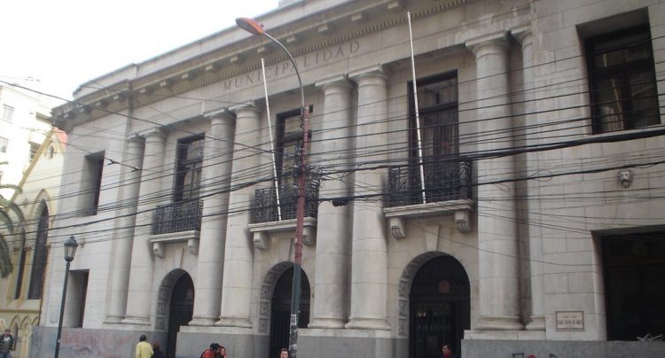 «Ni fantasmas ni operadores políticos»: Trabajadores del municipio de Valparaíso rechazaron acusaciones de concejales y diputados UDI