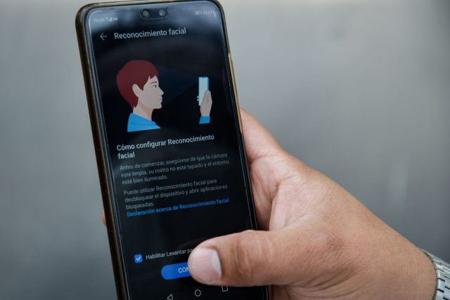 Usuario configurando el reconocimiento facial de su celular