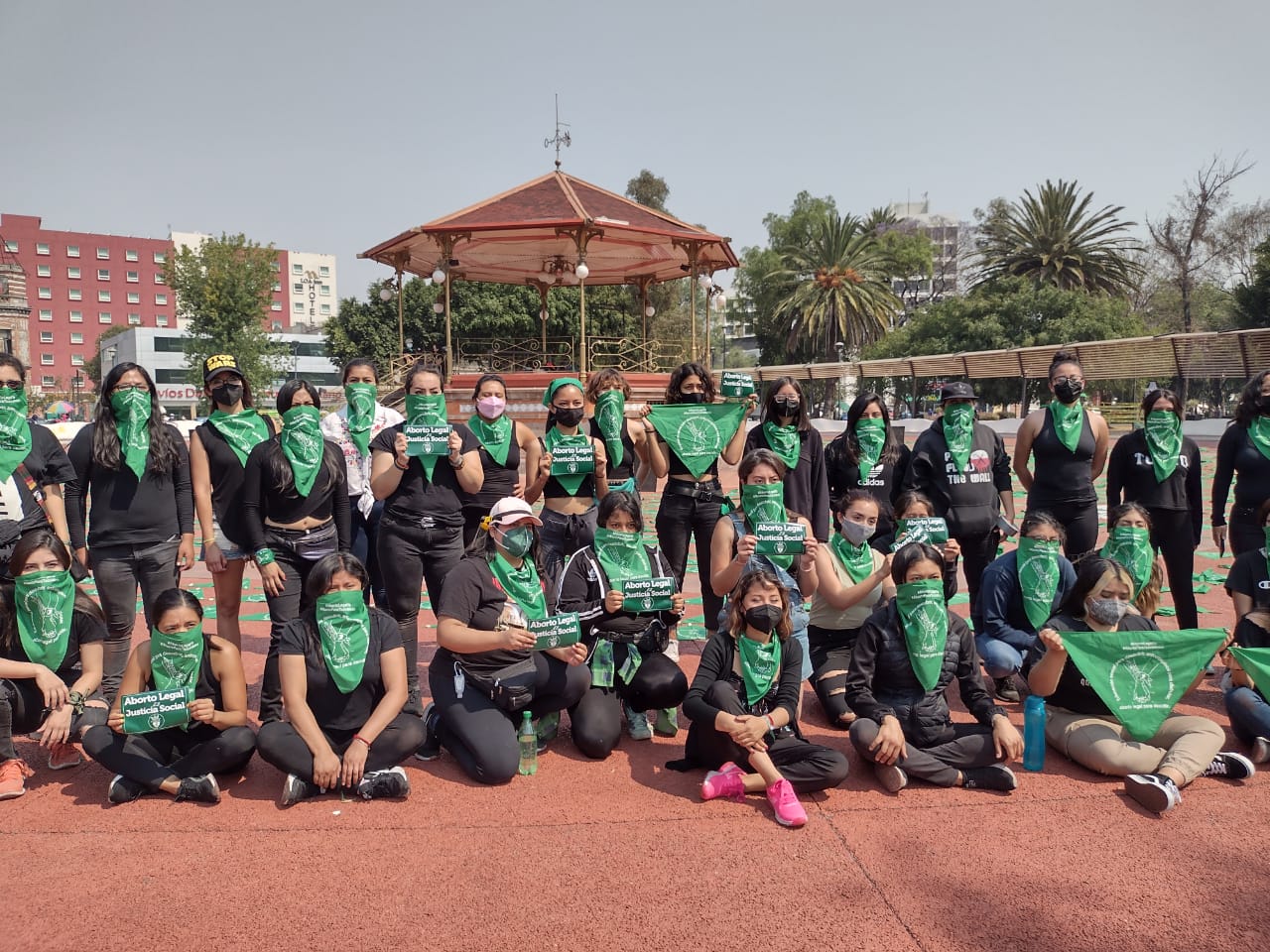 Colectivas feministas llenan de pañuelos verdes el Paseo Bravo