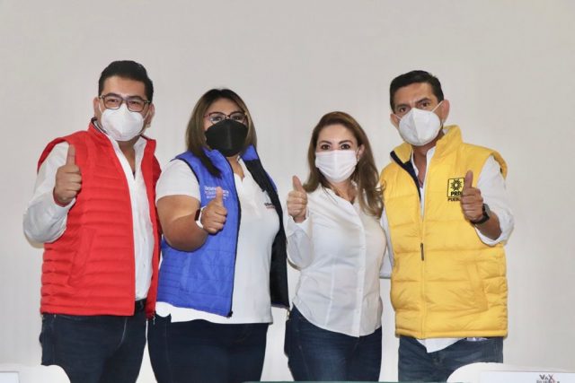 La candidata a la alcaldía de Puebla, Paola Angón, con los líderes estatales del PAN, PRI y PRD
