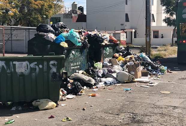 Contenedor de basura muy lleno