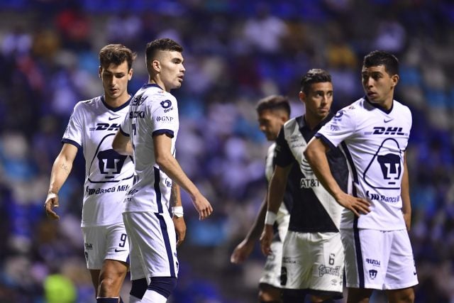 Jugadores de Pumas y Puebla durante el partido en el estadio Cuauhtémoc