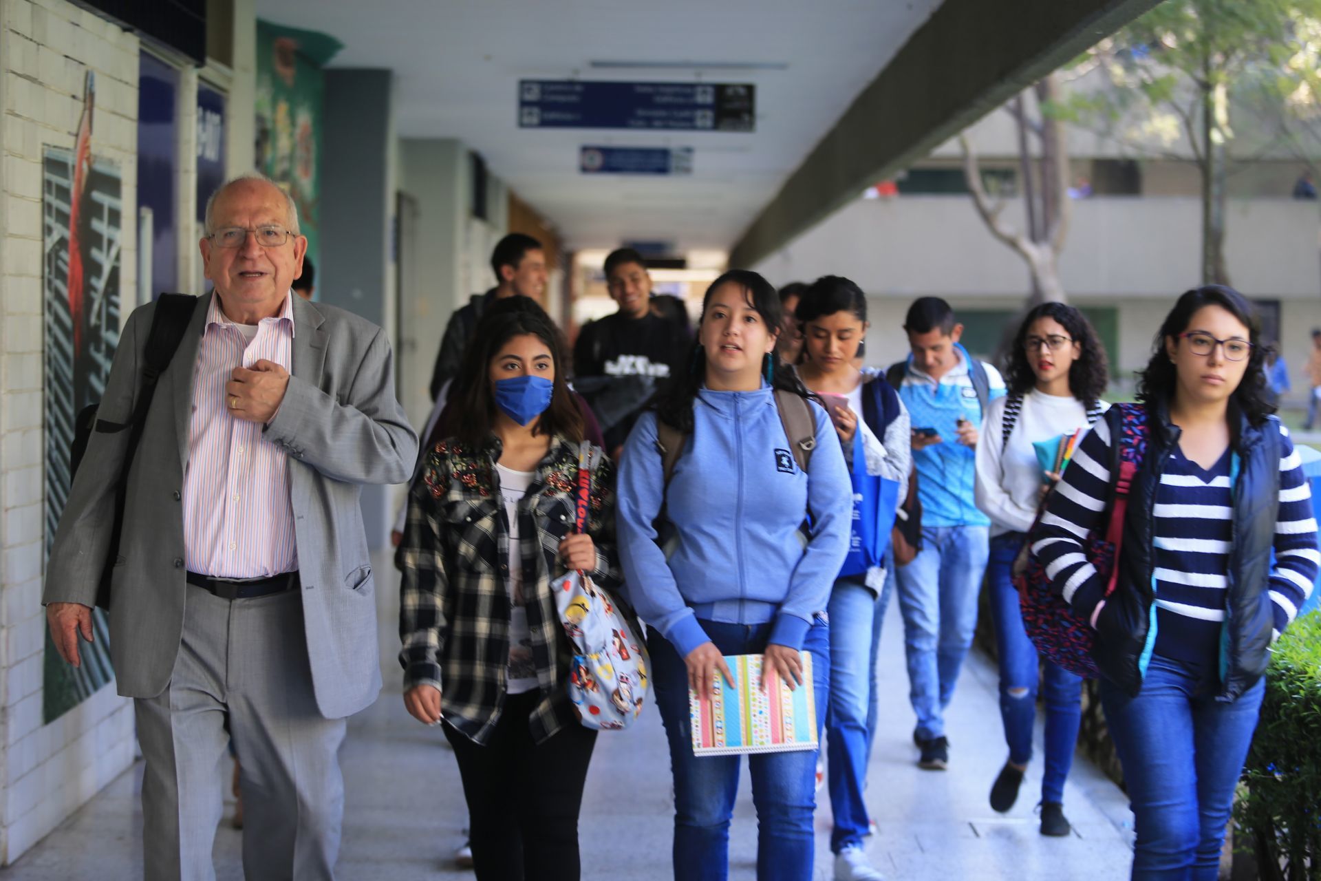 Estudiantes usando cubrebocas y otros no durante el regreso a clases presenciales