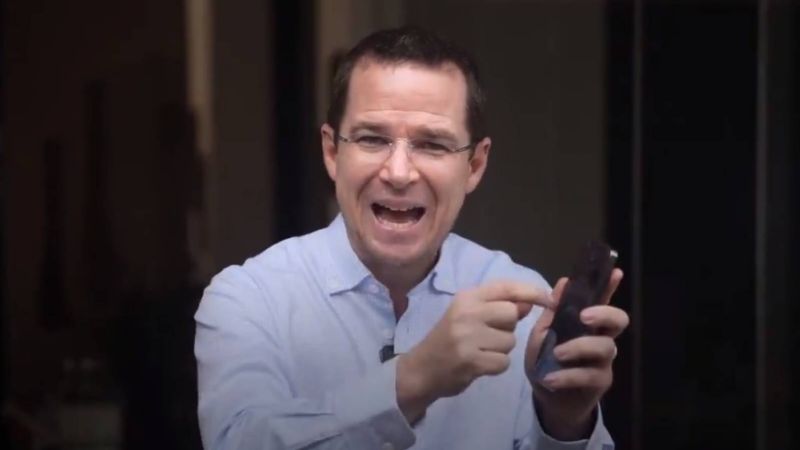 Ricardo Anaya Cortés criticando el nuevo padrón de telefonía