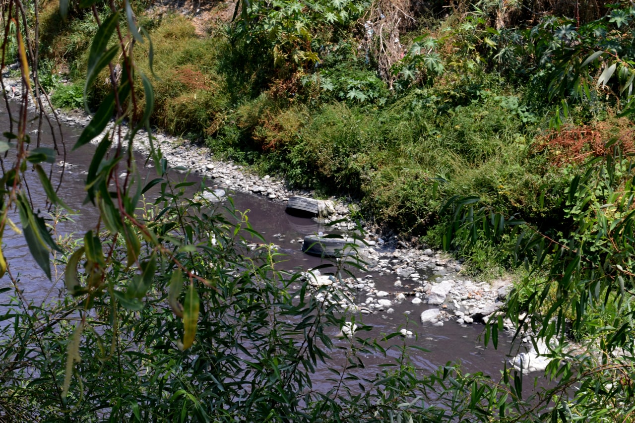 Contaminación del río Atoyac con desechos sólidos y el agua con desechos tóxicos