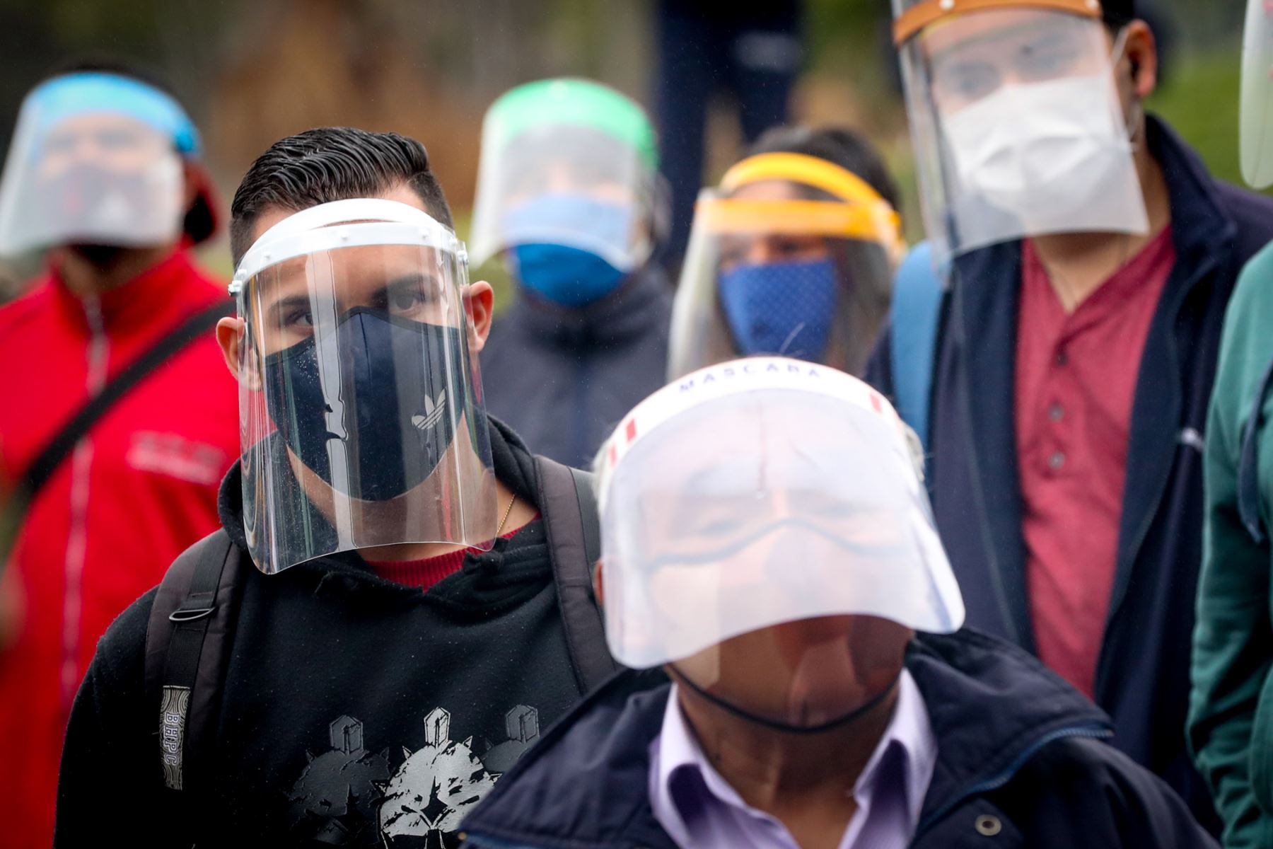 Perú impone uso obligatorio de máscara facial y mascarilla por brutal incremento de decesos y contagios