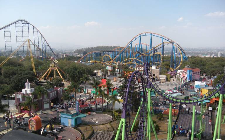 El parque de diversiones Six Flags, al cual, dos jóvenes trataron de ingresar con una subametralladora