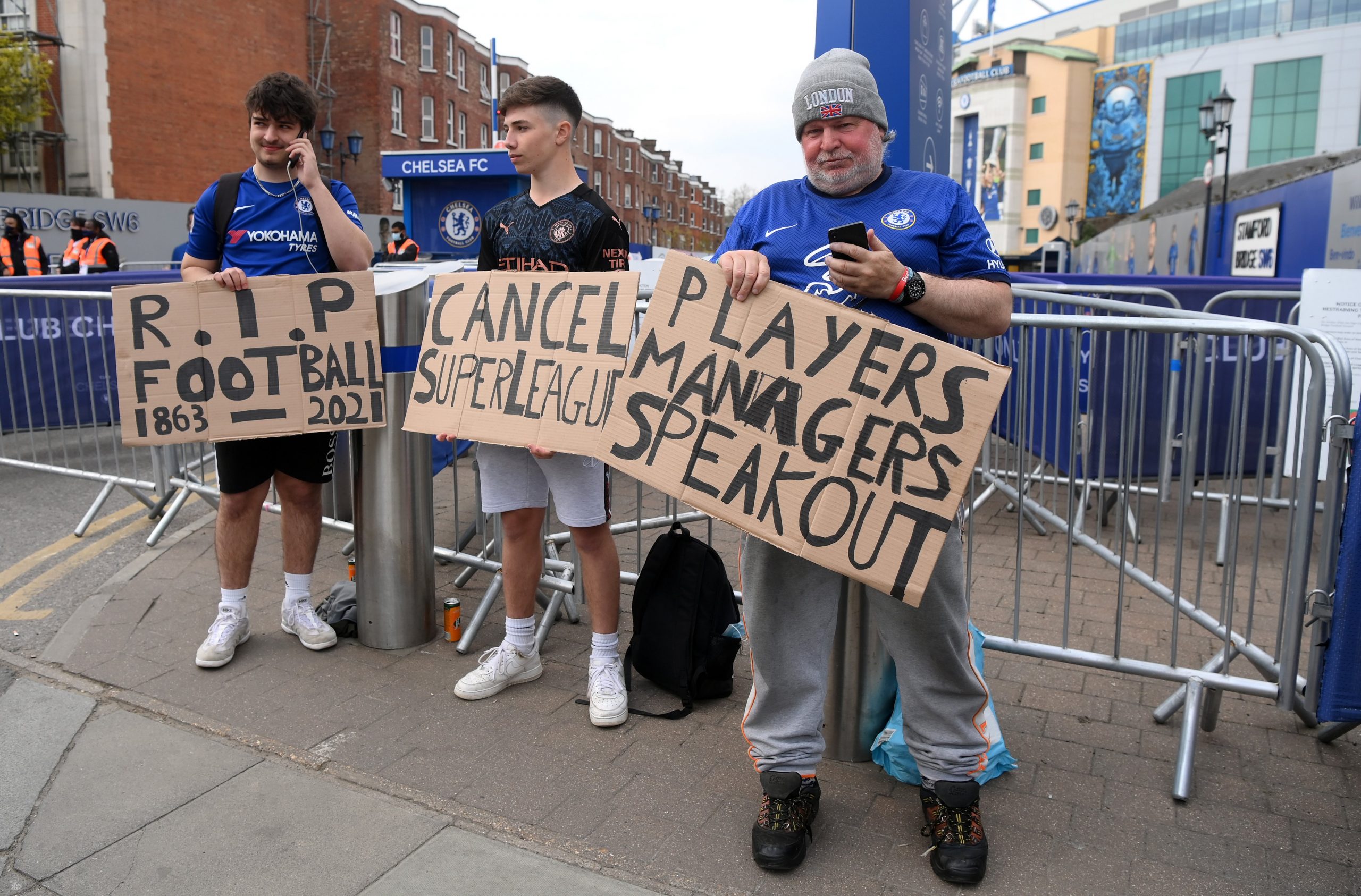 Aficionados del Chelsea en protesta afuera del estadio por la creación de la Superliga