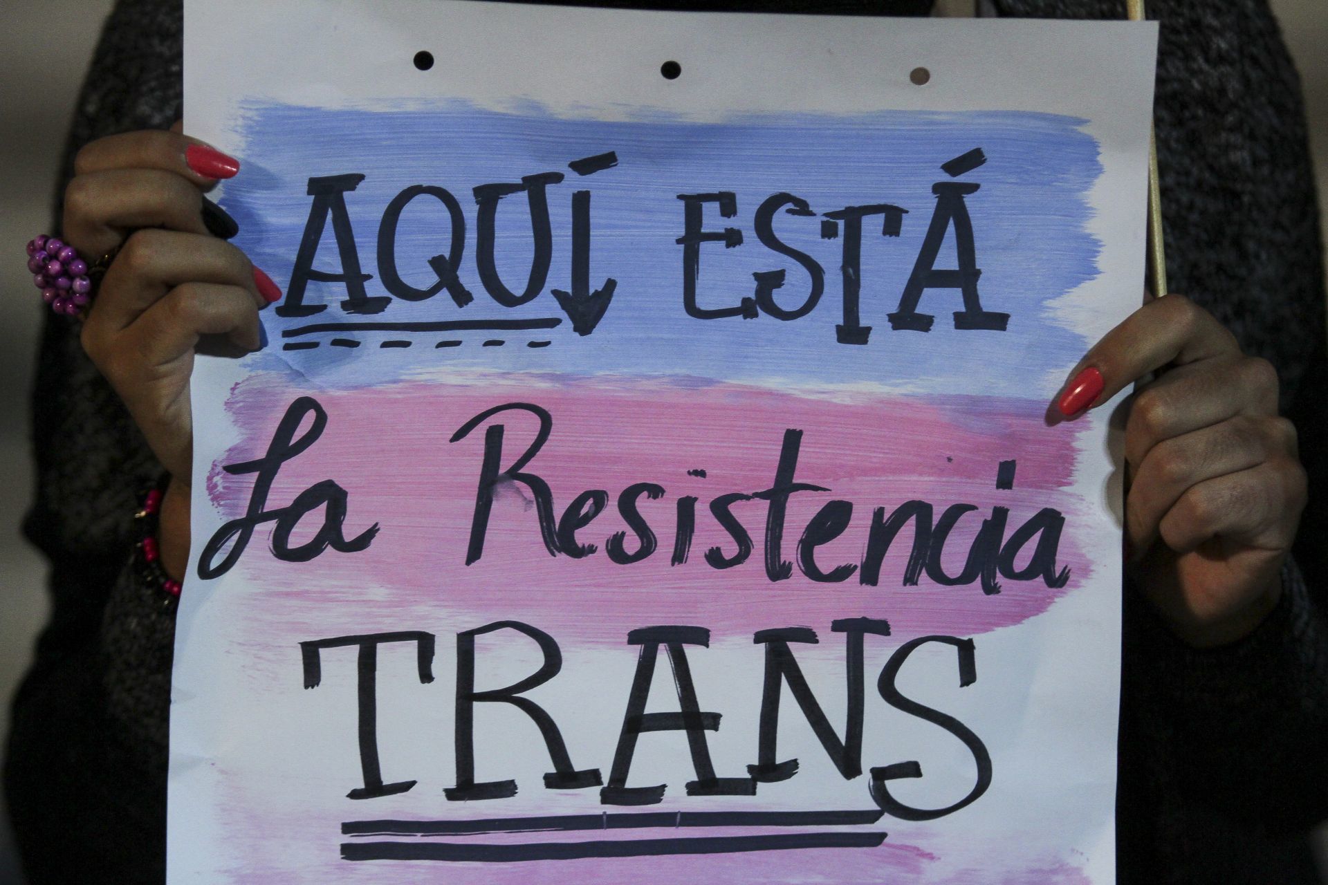 cartel aquí está las resistencia trans