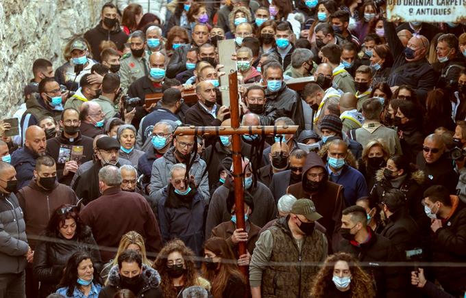 Cientos de personas se concentraron en Jerusalén para participar en un Vía Crucis a pesar de la pandemia