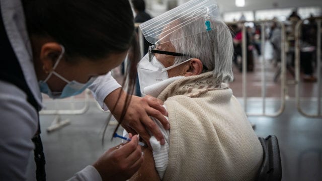 persona de la tercera edad recibiendo vacuna contra sars cov 2