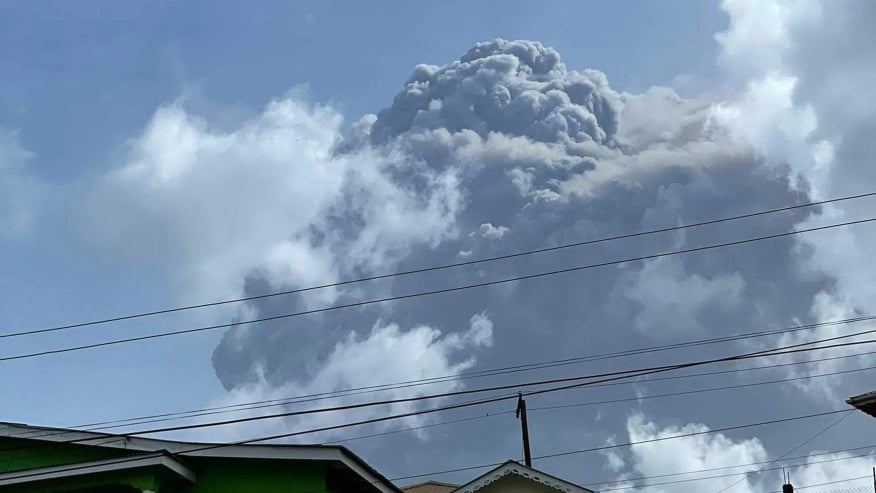 (Videos) Volcán La Soufrière registró su erupción más fuerte en tres días de actividad