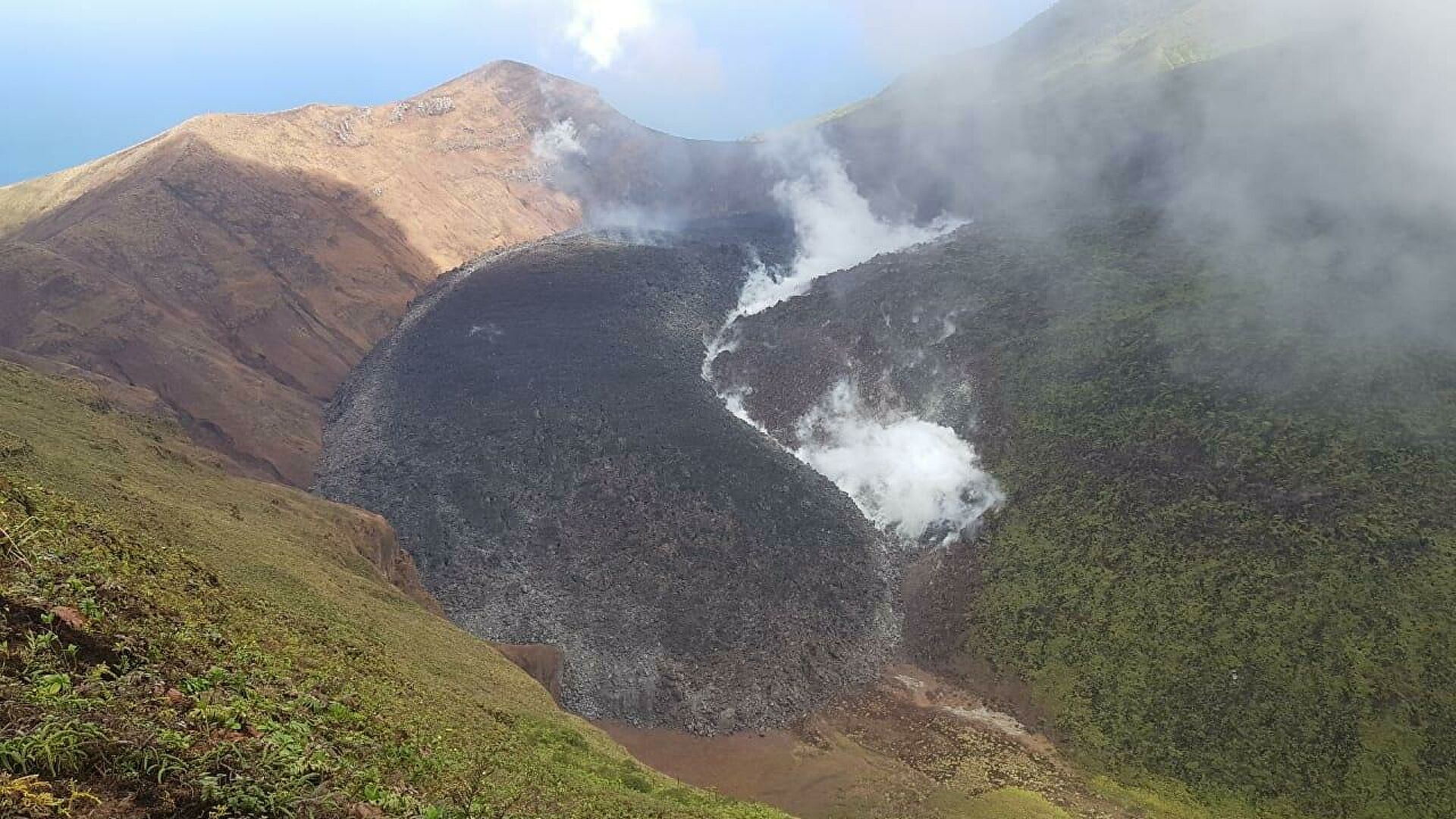 Erupción de volcán en San Vicente y Las Granadinas obliga evacuación de 30.000 habitantes