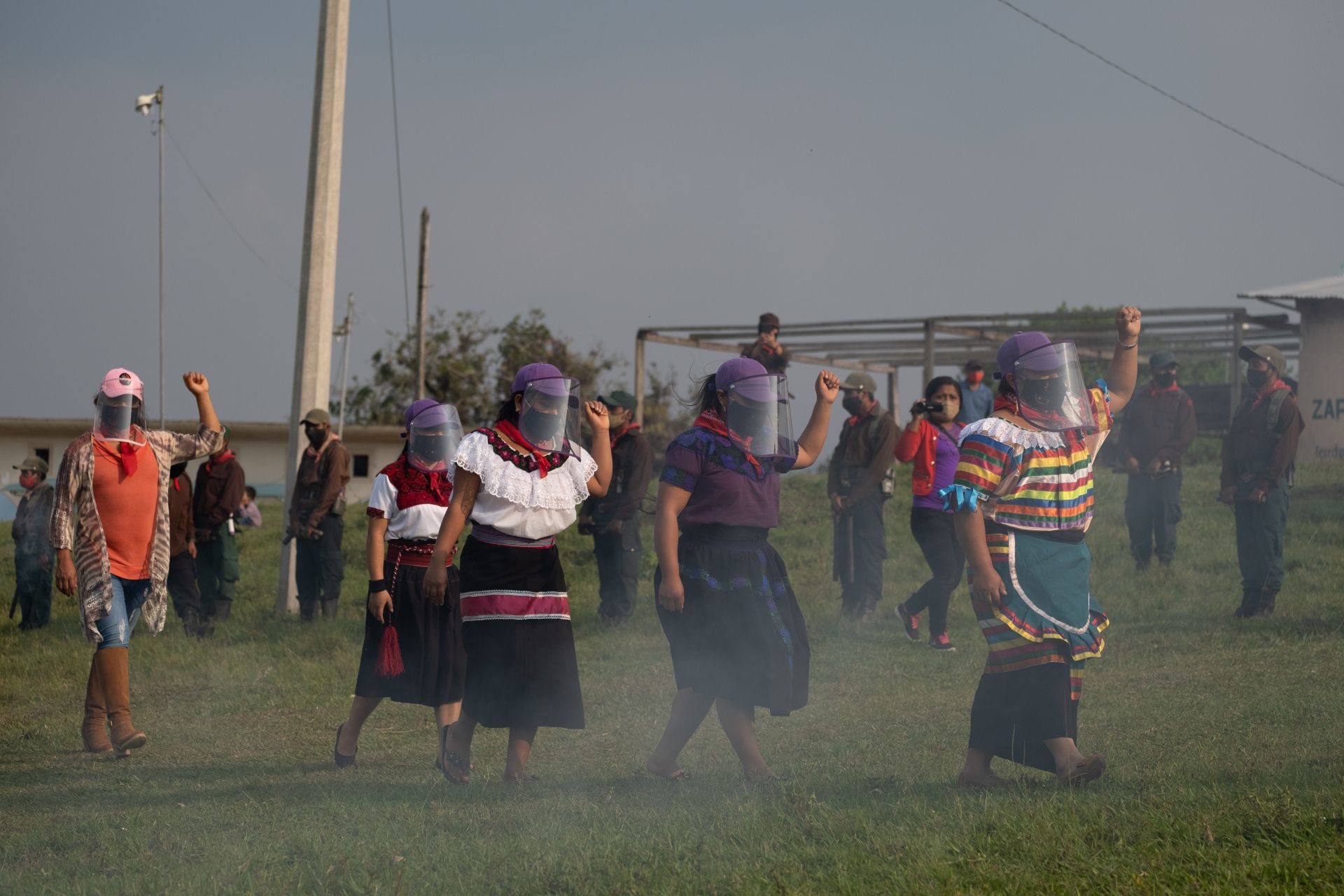 Zapatistas despidiendo a sus compas, previo a su viaje a Europa