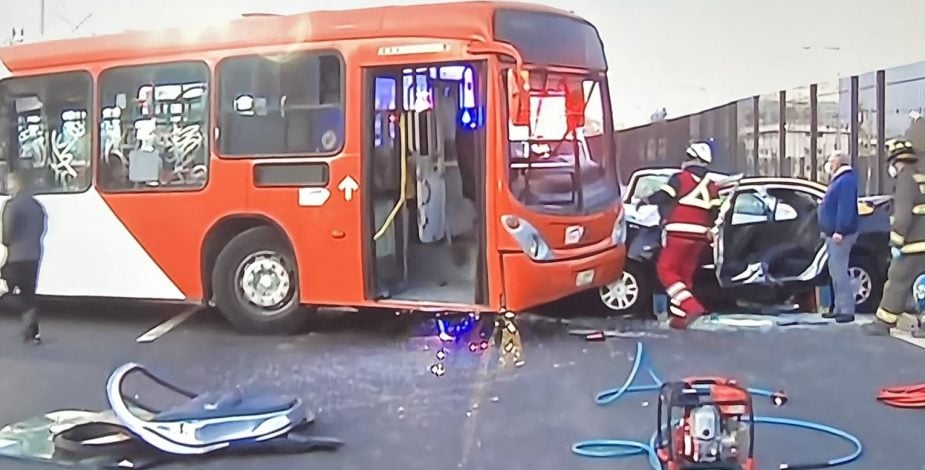Taco kilométrico: Sujetos roban bus del Transantiago y luego provocan violento choque en Vespucio
