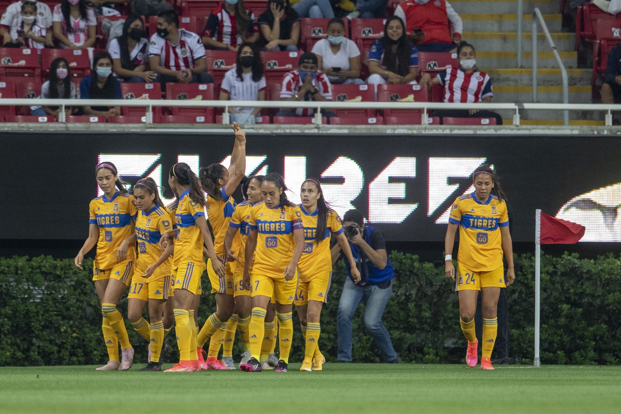 La emoción se queda en suspenso; Tigres saca ventaja en la final de la Liga MX Femenil frente a Chivas