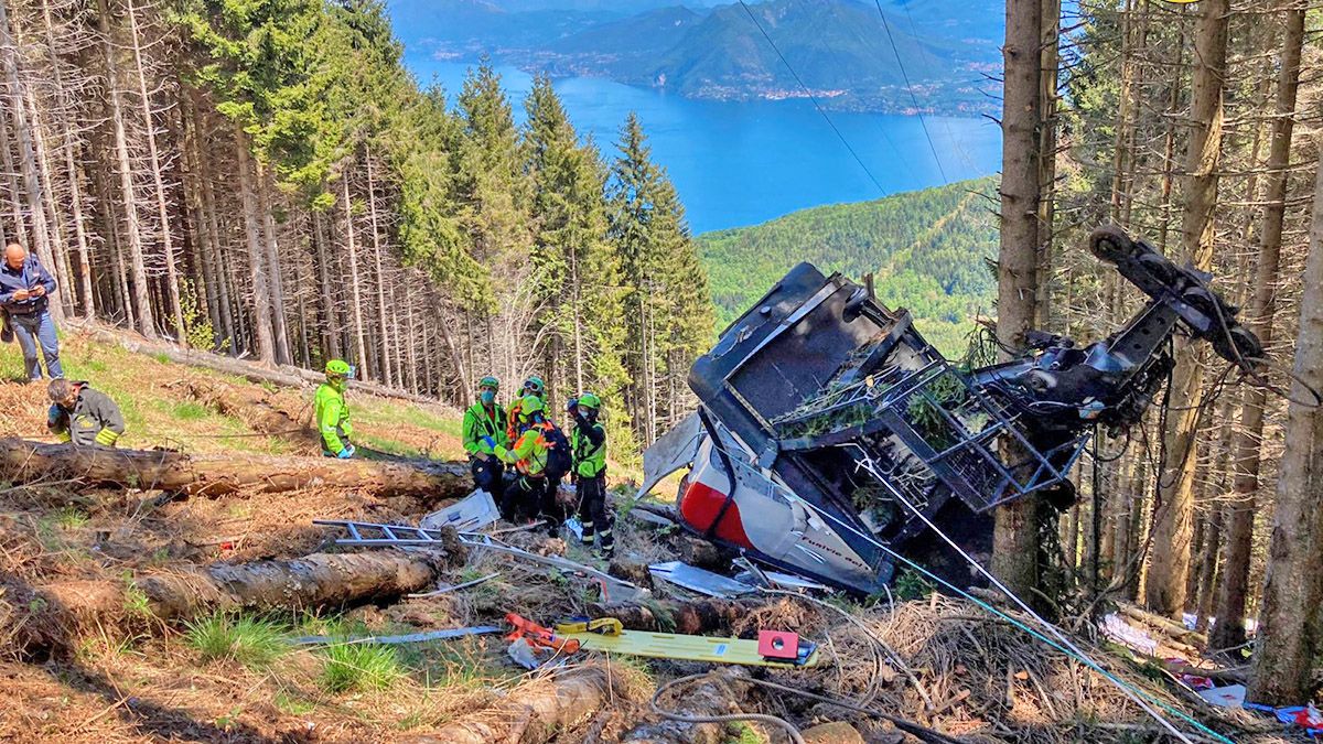 Nueve muertos y dos niños en estado crítico al desprenderse cabina de teleférico en Italia