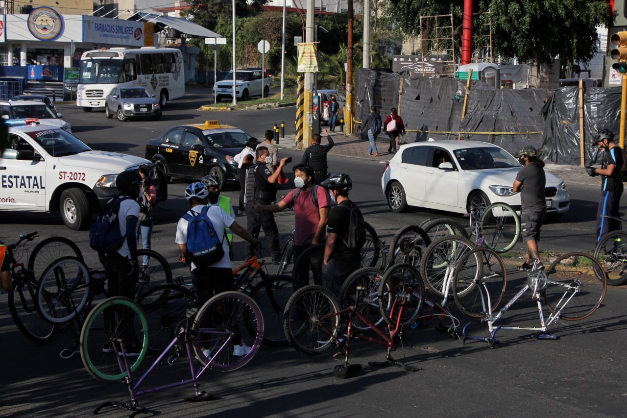 Ciclistas se manifiestan en la Secretaría de Movilidad y Transporte por atropellamiento de dos compañeros