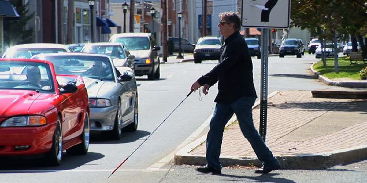 Nuevo avance para la inclusión: Investigadores austríacos crearon zapatos para no videntes