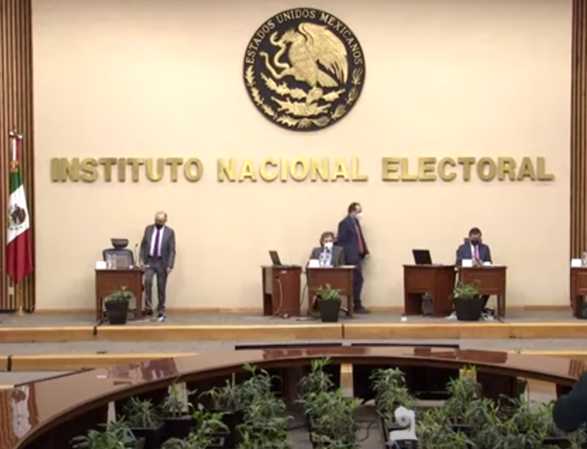 INE guarda minuto de silencio por candidatos ejecutados; dirigente del PAN saca raja política e invoca a Martha Érika Alonso