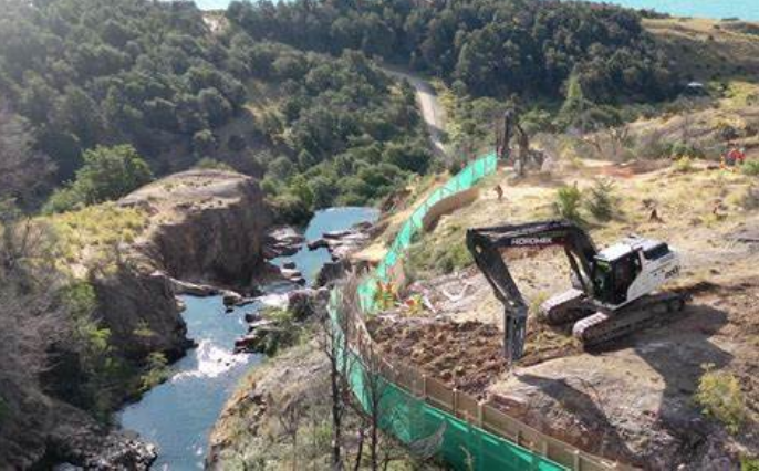 Controversia por construcción de hidroeléctrica Los Maquis en emblemáticas cascadas escala al Senado