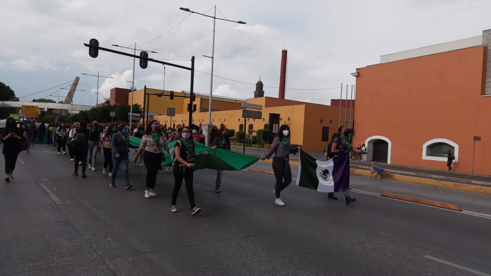 Colectivas feministas toman las calles; exigen que el Congreso de prioridad a la legalización del aborto