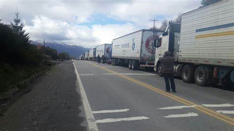 Ante situación de transportistas varados en Neuquén, intendencia de Los Lagos explorará nuevas rutas en suelo chileno