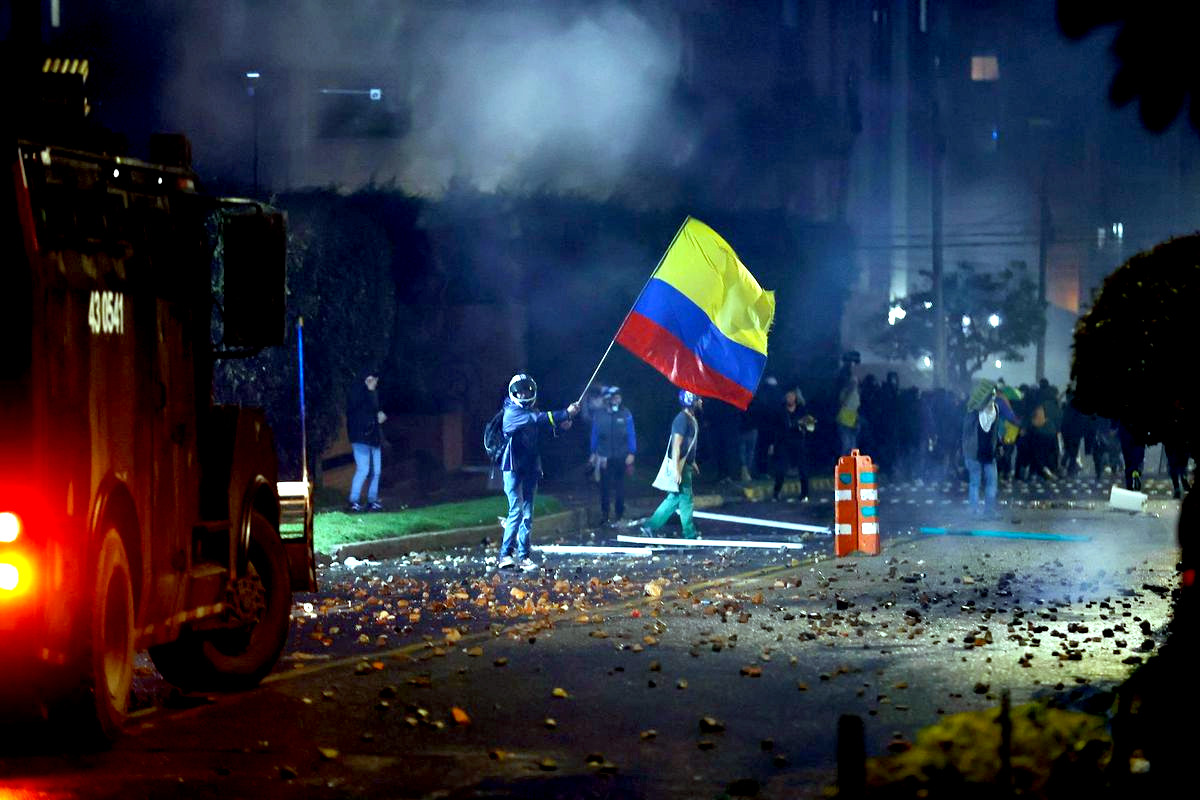 Otra noche de represión del Esmad en Colombia: la violencia no cesa