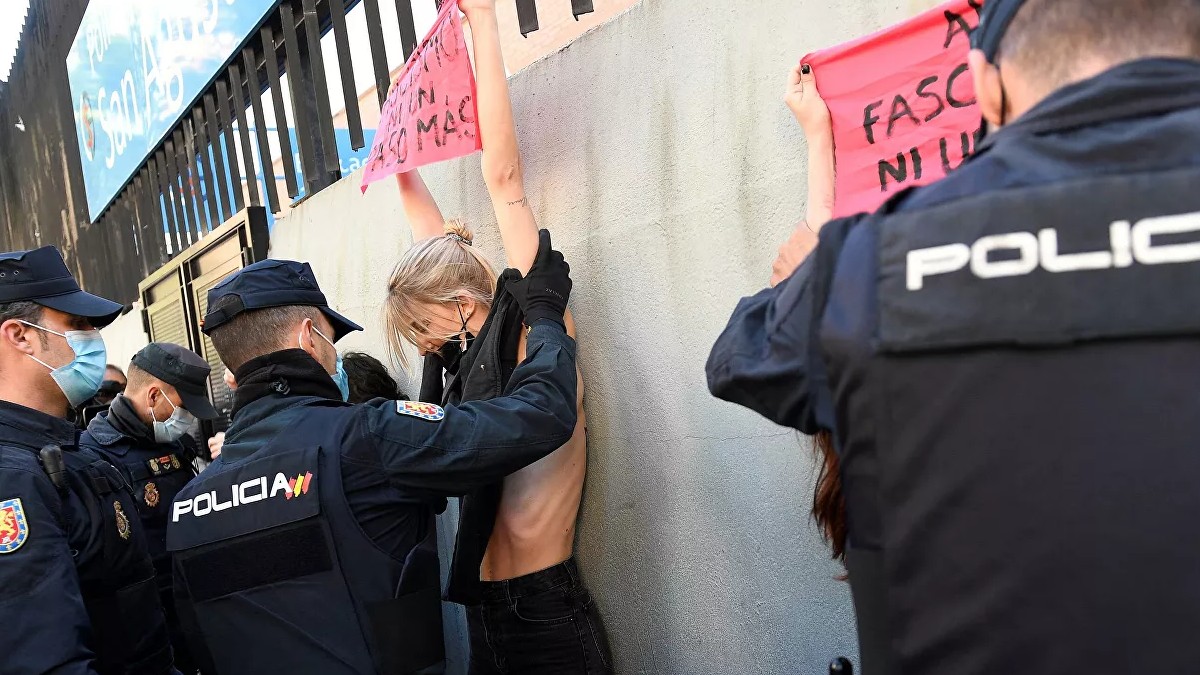 (Fotos) Activistas de Femen manifiestan contra Vox durante las elecciones en Madrid «Al fascismo ni voto ni permiso»