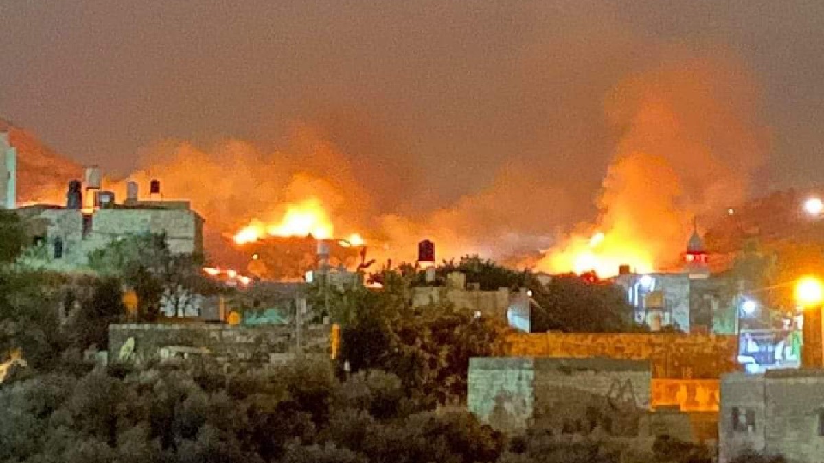 (Fotos) Colonos israelíes prenden fuego a aldea palestina