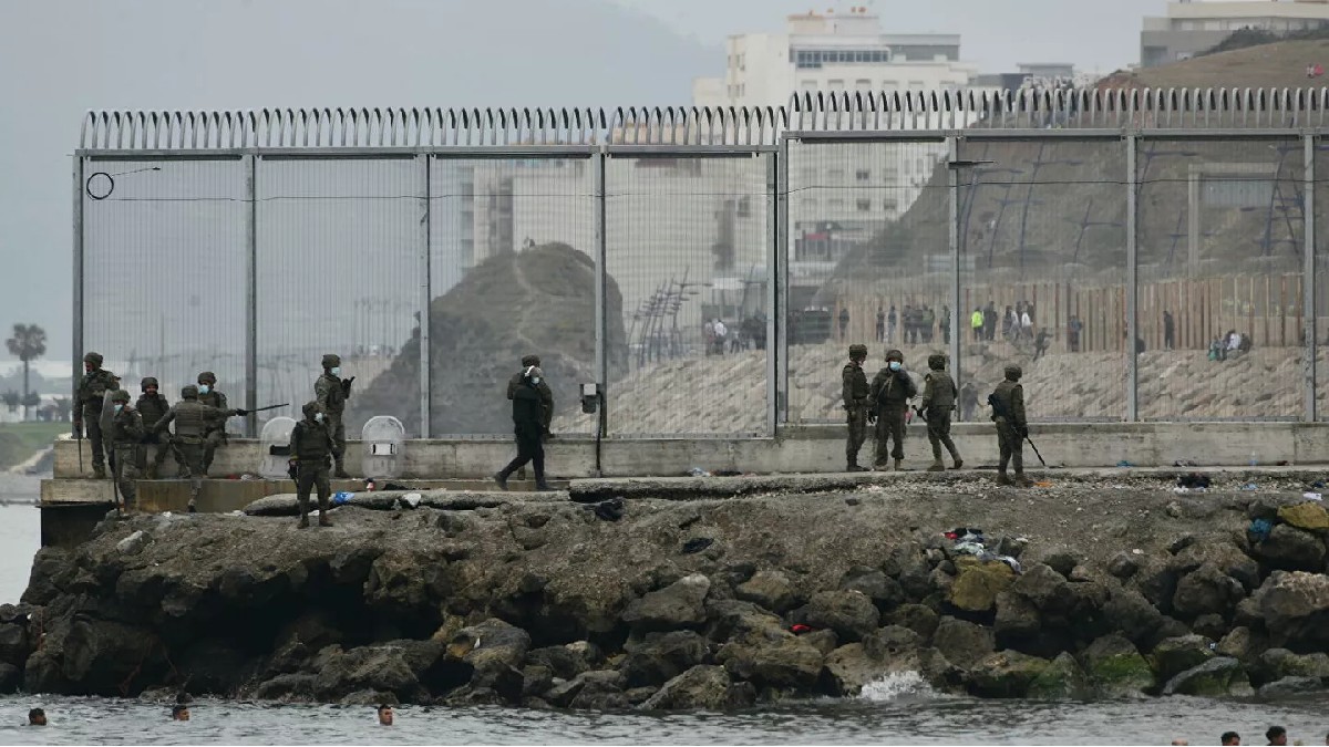 (Video) Continúa la llegada masiva de migrantes a Ceuta y desencadena una crisis diplomática entre España y Marruecos