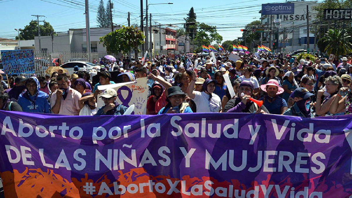 Diputados de El Salvador archivan proyecto sobre despenalización del aborto