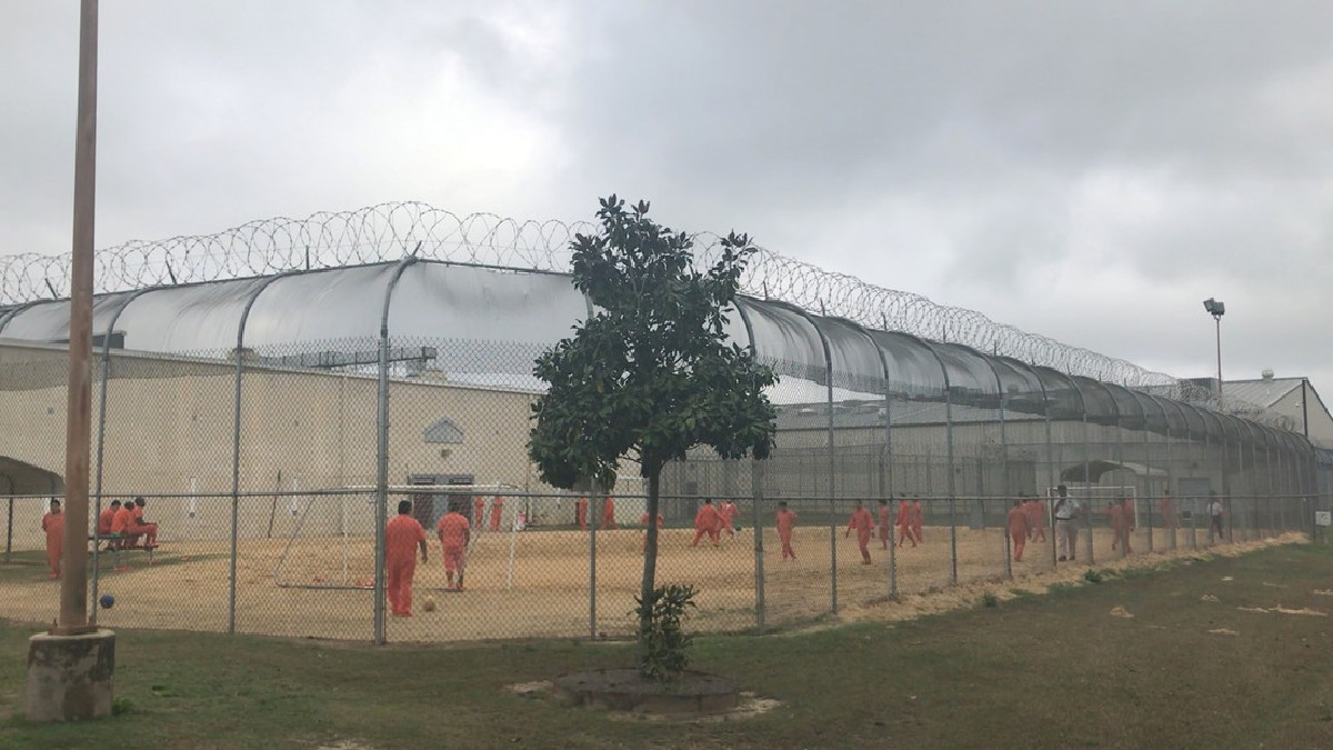Gobierno de EE.UU. cierra dos centros de detención migratorios por denuncias de esterilización forzada