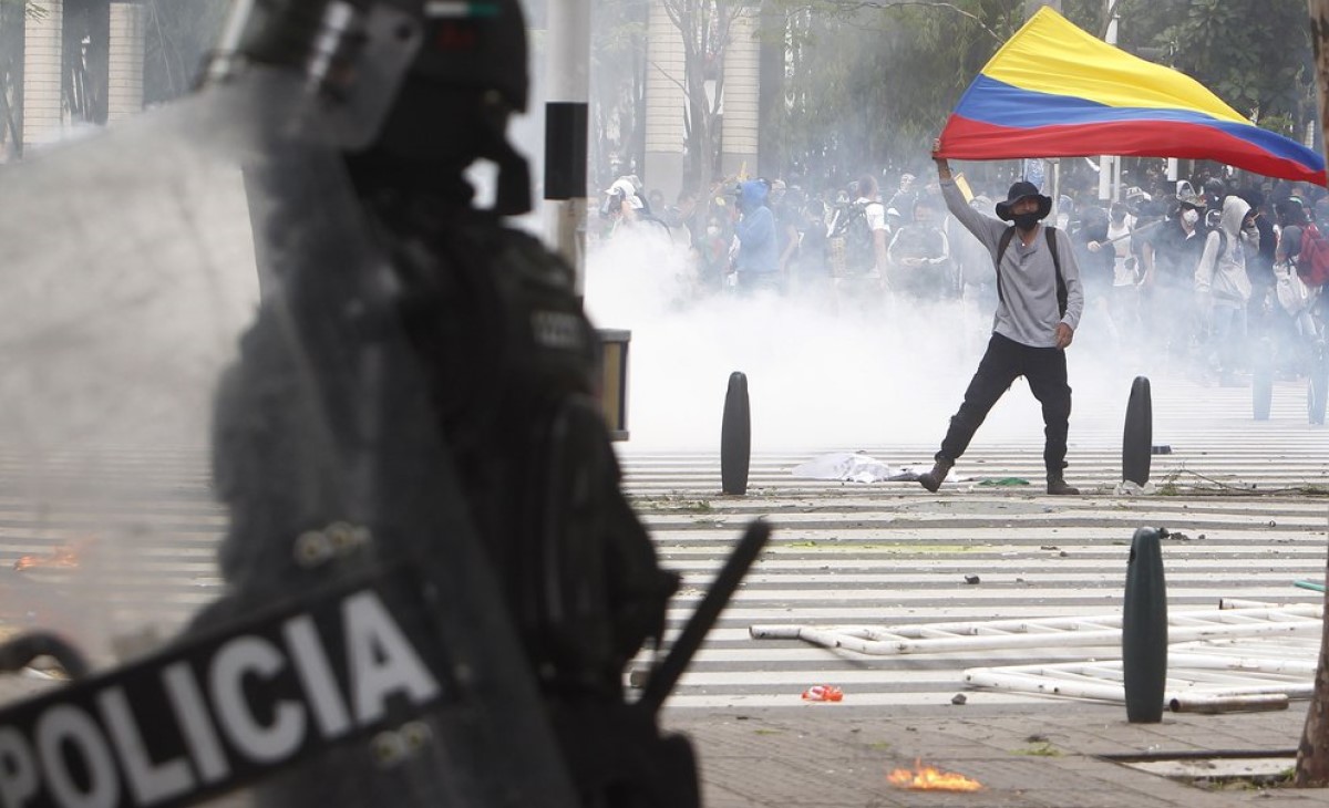 Más de 40 heridos dejó la represión policial contra protestas en varias ciudades de Colombia