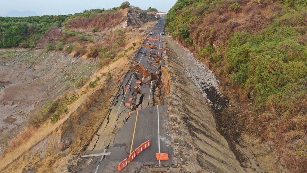 Se desgaja tramo de la autopista Siglo XXI en Michoacán