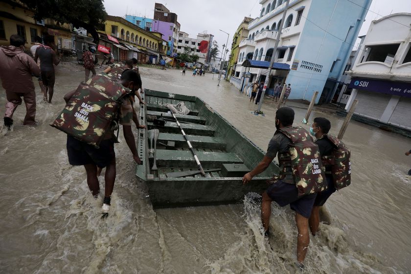 Evacuan a más de tres millones de personas en la India por la llegada del ciclón Yaas