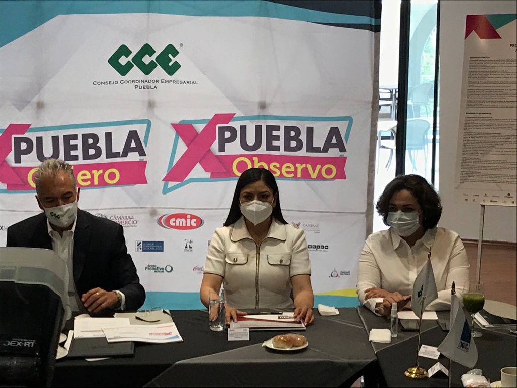 La candidata a la alcaldía de Puebla, Claudia Rivera en reunión con el Consejo Coordinador Empresarial