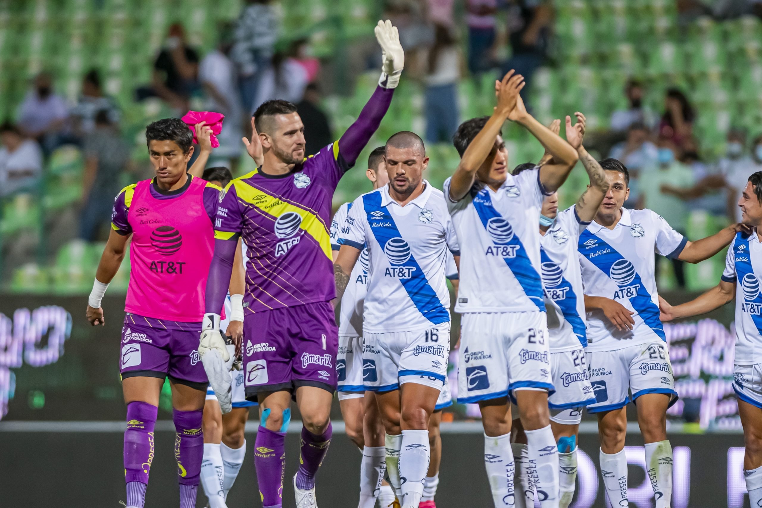 Jugadores del Puebla agradeciendo tras su partido del fin de semana ante Santos